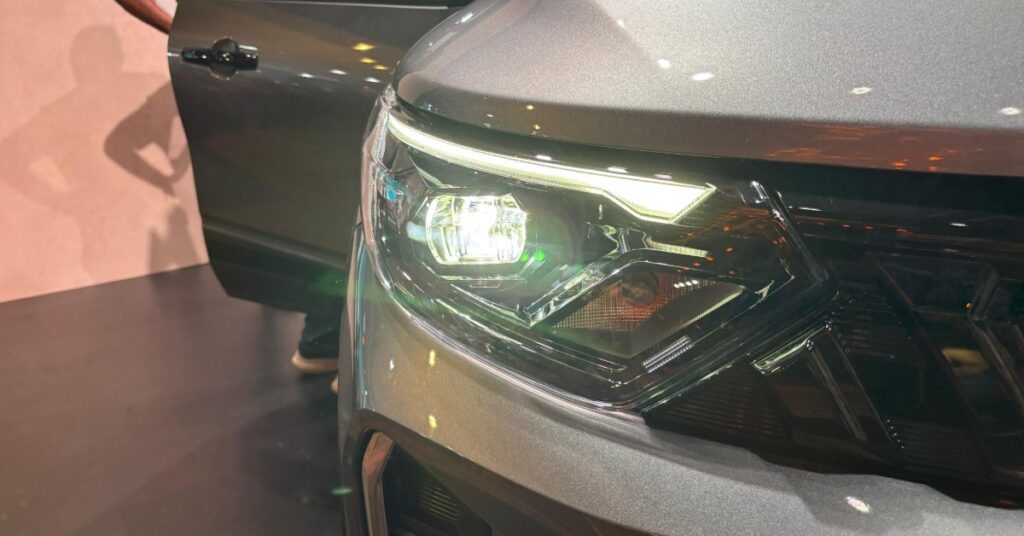 new renault triber facelift drls